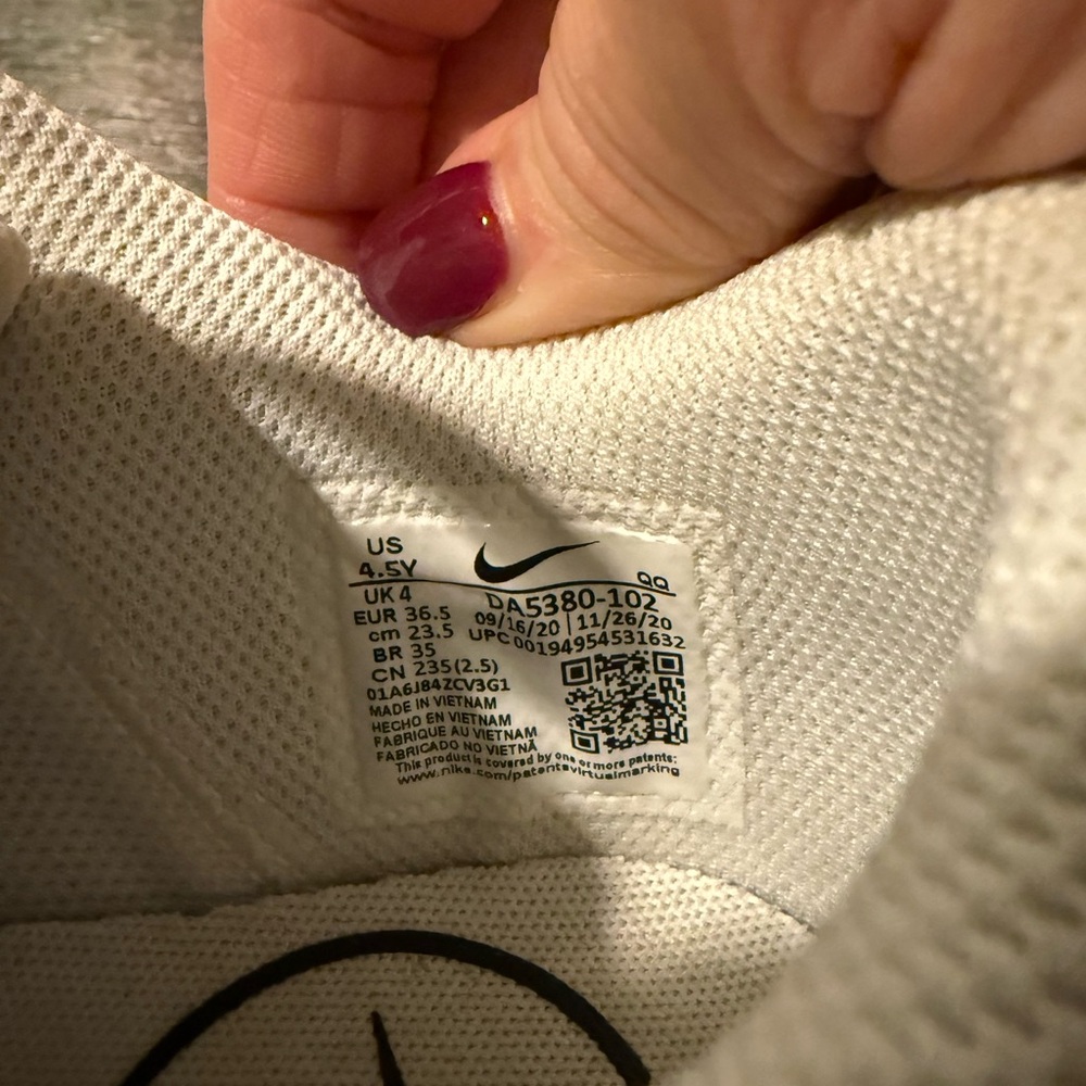 Nike boys / “fits ladies size 7 “White and Black Sneakers with Gold Accents - Picture 5 of 7